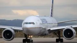 United Airlines planes in San Francisco clip wings